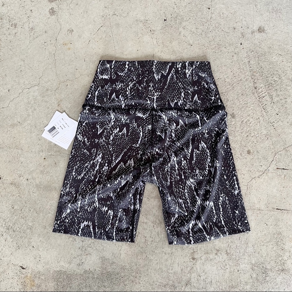 Beyond Yoga NWT Lux Camo High Waist Biker Shorts - Picture 7 of 9
